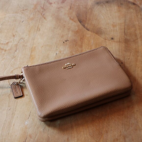 Coach Wallet Wristlet Camel Glove-tanned Pebble Leather EUC - Picture 1 of 12